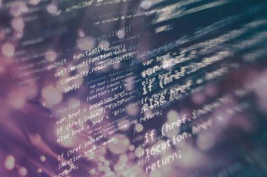 Sunucu kayıtları analizi. Programlama ve kodlama teknolojileri geliştiriyoruz. Ofiste web siteleri kodları üzerinde çalışan geliştirici.