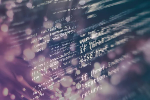 Sunucu kayıtları analizi. Programlama ve kodlama teknolojileri geliştiriyoruz. Ofiste web siteleri kodları üzerinde çalışan geliştirici.