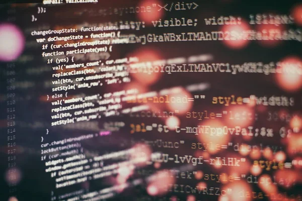 Analyse des journaux de serveur. Gros plan sur le développement de technologies de programmation et de codage. Développeur travaillant sur des sites web codes dans le bureau. — Photo