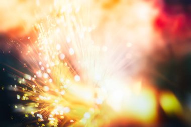 Görüntü arkaplan soyutlaması için bulanıklaştırılmış ve bokeh ışığının bir parçası olabilir. Parlak ışık lekeleri soyut bokeh bulanık doku arkaplanı