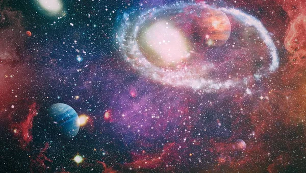 Una explosión ardiente en el espacio. Nebulosa púrpura en el espacio exterior. Elementos de esta imagen proporcionados por la NASA . —  Fotos de Stock