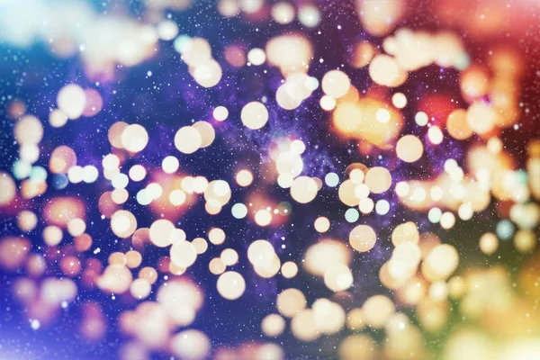 Mavi ve gümüş parıldayan ampullerin soyut bulanıklığı arka plan ışıkları: Noel duvar kağıdı dekorasyonlarının bulanıklığı. xmas bayram festivali arkaplanı: ışıltı çemberi aydınlatma kutlamaları .