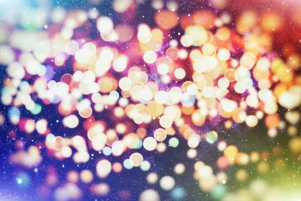 Feestelijke achtergrond met natuurlijke bokeh en felle gouden lichten. Vintage magische achtergrond met kleurrijke bokeh. — Stockfoto