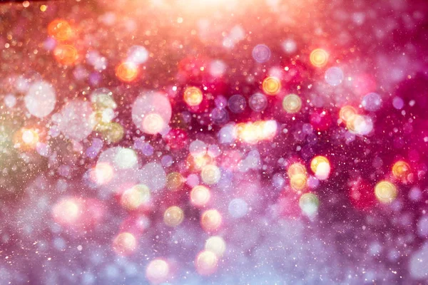 Magische achtergrond met kleur feestelijke achtergrond met natuurlijke bokeh en heldere gouden lichten. — Stockfoto