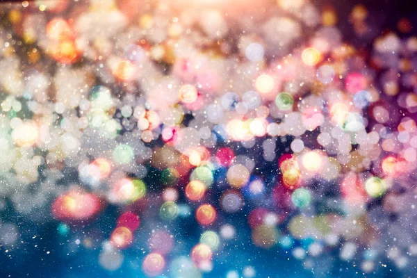 Vintage magische achtergrond met kleur feestelijke achtergrond met natuurlijke bokeh en heldere gouden lichten. — Stockfoto