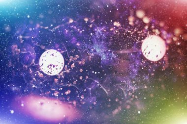 Mavi ve gümüş parıldayan ampullerin soyut bulanıklığı arka plan ışıkları: Noel duvar kağıdı dekorasyonlarının bulanıklığı. xmas bayram festivali arkaplanı: ışıltı çemberi aydınlatma kutlamaları .