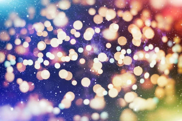 Abstract wazig van blauw en zilver glinsterende glans gloeilampen lichten achtergrond: wazig van Kerstmis behang decoraties concept.xmas vakantie festival decor: glinsterende cirkel verlichte feesten weer te geven . — Stockfoto