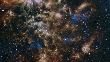 Uzaya karşı parlayan nebula ve yıldız alanı. Starfield yıldız tozu ve nebula uzayı. Galaksi yaratıcı geçmişi. Bu görüntünün elementleri Nasa tarafından döşenmiştir.