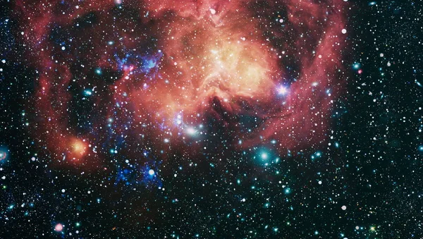 Verre wezen scheen nevel en sterrenveld tegen de ruimte. Starfield sterrenstof en nevelruimte. Galaxy creatieve achtergrond. Elementen van deze afbeelding geleverd door Nasa. — Stockfoto