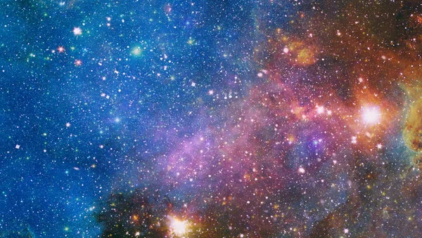 Långt ifrån att lysa nebulosa och stjärnfält mot rymden. Starfield stjärnstoft och nebulosa utrymme. Galax kreativ bakgrund. Delar av denna bild som tillhandahålls av Nasa. — Stockfoto