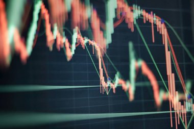 Monitörde soyut finansal ticaret grafikleri. Para birimi çubukları ve mumlar ile arka plan