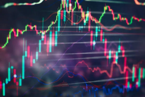 Analys av handelsmarknaden. Arbetar med att analysera finansiell statistik och marknadsdata. Data analysera från diagram och diagram för att ta reda på resultatet. — Stockfoto