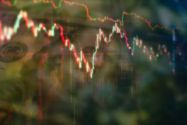 Grafico dei prezzi tecnici e indicatore, grafico a candeliere rosso e verde sullo schermo a tema blu, volatilità del mercato, tendenza su e giù. Trading azionario, sfondo cripto valuta. — Foto Stock