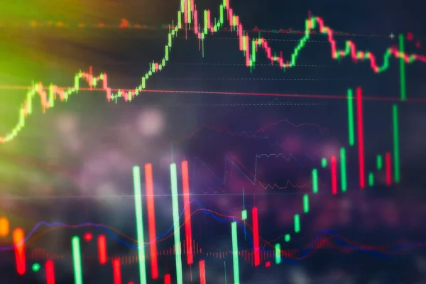 Technikai ár grafikon és mutató, piros és zöld gyertyatartó chart kék téma képernyőn, piaci volatilitás, fel és le trend. Tőzsdei kereskedés, kriptovaluta háttér. — Stock Fotó