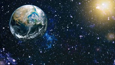 Galaksideki Dünya gezegeni bilim tasarımı için kullanılıyor. Dünya ve galaksiler uzayda. Bilim kurgu sanatı. Bu görüntünün elementleri Nasa tarafından döşenmiştir.