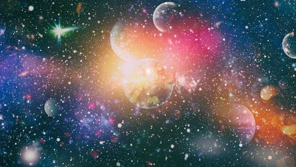 Uzaydaki gezegenler, yıldızlar ve galaksiler uzay keşiflerinin güzelliğini gösteriyor. NASA tarafından döşenmiş elementler