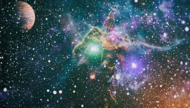 Parlayan dev nebula. Kırmızı nebula ve yıldızlı uzay arkaplanı. Bu görüntünün elementleri NASA tarafından desteklenmektedir.