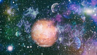 Parlayan dev nebula. Kırmızı nebula ve yıldızlı uzay arkaplanı. Bu görüntünün elementleri NASA tarafından desteklenmektedir.