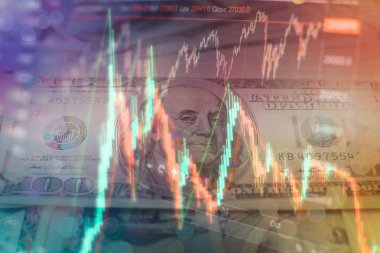 Bir bilgisayarın monitöründeki profesyonel teknik analiz için hacim analizi de dahil olmak üzere çeşitli göstergelere sahip finansal araçların grafikleri.