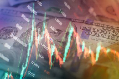 İşadamı, Altın Piyasası, Eski Pazar ve Ticaret Piyasası için yatırım grafikleri analizi üzerinde çalışıyor.