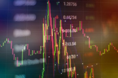 İşadamı, Altın Piyasası, Eski Pazar ve Ticaret Piyasası için yatırım grafikleri analizi üzerinde çalışıyor.