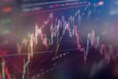 Bilgisayar ekranındaki hisse senedi indeksi. Pazar Analizi 'ni de içeren bir monitörün mali verileri. Çubuk grafikler, Diyagramlar, finansal rakamlar.