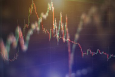 Monitörde soyut finansal ticaret grafikleri. Para birimi çubukları ve mumlar ile arka plan