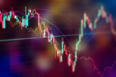 Monitörde soyut finansal ticaret grafikleri. Para birimi çubukları ve mumlar ile arka plan