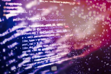 Sığ bir alan derinliğine sahip bir bilgisayar ekranında kod dili.