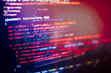 Sığ bir alan derinliğine sahip bir bilgisayar ekranında kod dili.