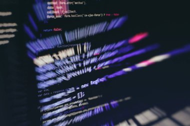 Sığ bir alan derinliğine sahip bir bilgisayar ekranında kod dili.