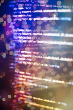 Gelecekteki teknoloji yaratma süreci. Senaryo metni ekranda kodlanıyor. Not defteri yakın plan fotoğraf.