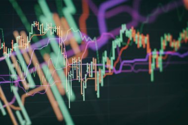 Teknik fiyat grafiği ve göstergesi, mavi ekranda kırmızı ve yeşil şamdan grafiği, piyasa dalgalanması, yükseliş ve düşüş eğilimi. Hisse senedi ticareti, kripto para birimi geçmişi.