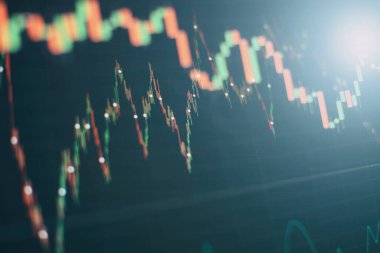 Teknik fiyat grafiği ve göstergesi, mavi ekranda kırmızı ve yeşil şamdan grafiği, piyasa dalgalanması, yükseliş ve düşüş eğilimi. Hisse senedi ticareti, kripto para birimi geçmişi.