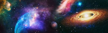 Uzayın derinliklerine bakan bir panoramik. Yıldızlarla dolu karanlık gece göğü. Uzayda bir nebula. Bu görüntünün elementleri NASA tarafından desteklenmektedir.