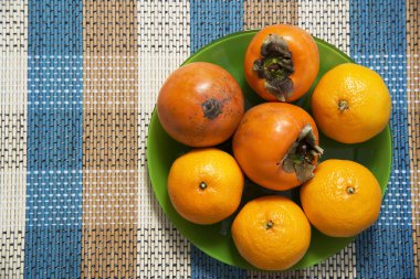 Mandalina ve hurma masada yeşil plaka.