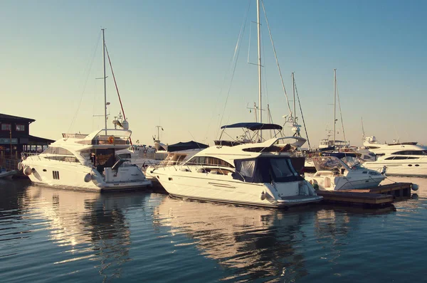 Weiße Yachten im Hafen warten. auf dem Meer ist ruhig. — Stockfoto