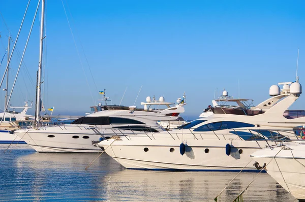 White yachts in the port waiting. On the sea is calm. — Stock Photo, Image