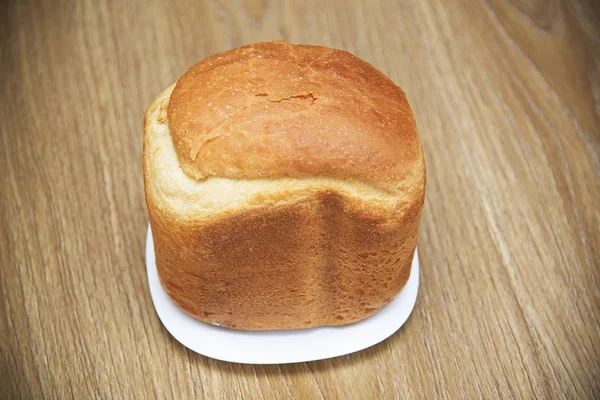 나무 테이블에 접시에 흰색 신선한 빵 — 스톡 사진