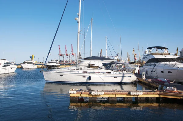 Yacht bianchi nel porto in attesa. Sul mare è calmo . — Foto Stock