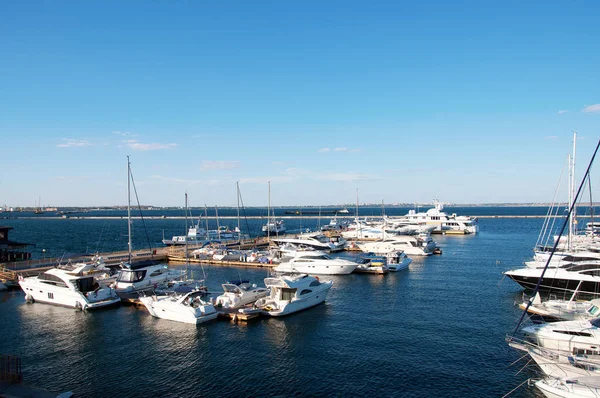 White yachts in the port waiting. On the sea is calm. — Stock Photo, Image