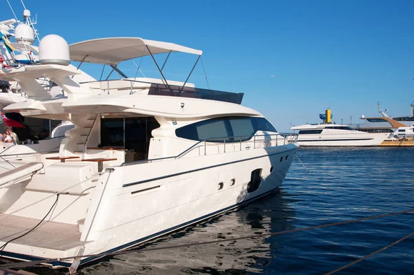 Wit jachten in de haven te wachten. Op de zee is kalm. — Stockfoto