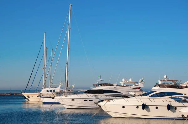 White yachts in the port waiting. On the sea is calm. — Stock Photo, Image