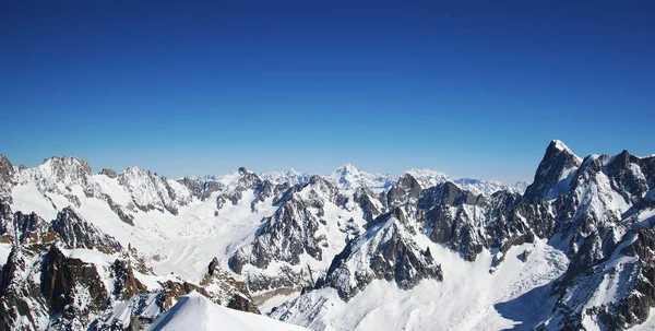 Панорама французских Альп от станции Aiguille du midi — стоковое фото