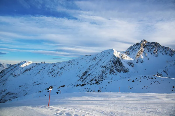 Ausblick auf das österreichische Skigebiet Ischgl. — Stockfoto