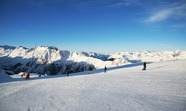 Dia ensolarado no resort de esportes de inverno com céu azul e neve branca brilhante, Ischgl, Áustria — Fotografia de Stock