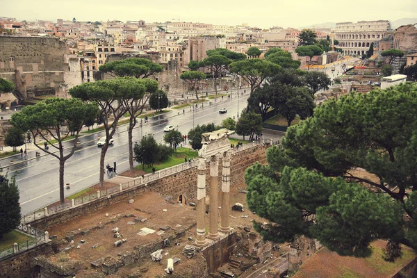 Paisaje aéreo de Roma con Foros y Coliseo, Roma, Italia — Foto de Stock