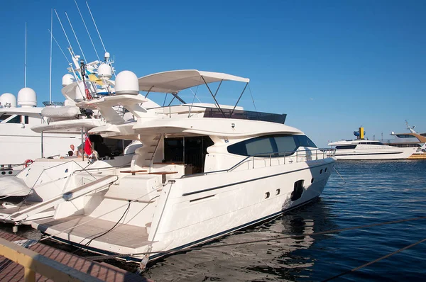 Witte jacht in de haven te wachten. Op de zee is kalm. — Stockfoto