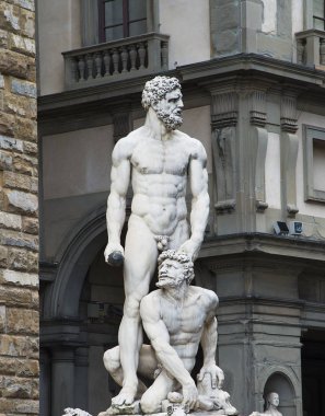 -İtalya'ya heykel Herkül ve Cacus Piazza della Signoria Floransa şehir üzerinde seyahat. Bu eser Floransalı sanatçı Baccio Bandinelli'nin (1525-1534)