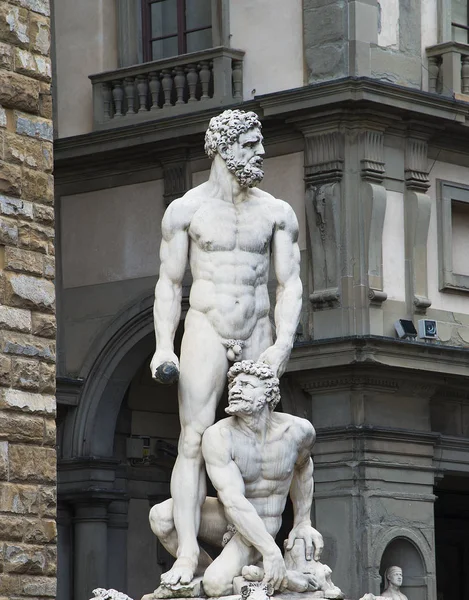 Viaje a Italia estatua de Hércules y Caco en la Piazza della Signoria en la ciudad de Florencia. Esta obra del artista florentino Baccio Bandinelli (1525-1534 ) — Foto de Stock